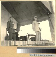 藏品(蔣主席與魏德邁檢閱二○六師青年軍)的圖片